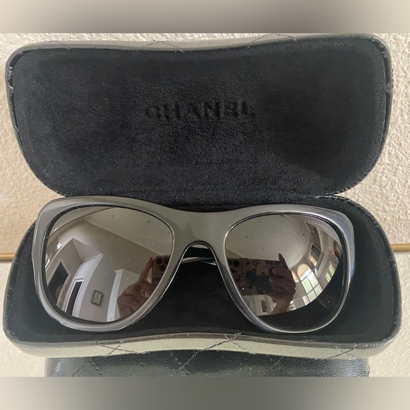 Chanel sunglasses with case - Picture 8 of 11